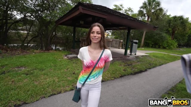 Сучка увлеклась незнакомцем и попробовала секс в машине