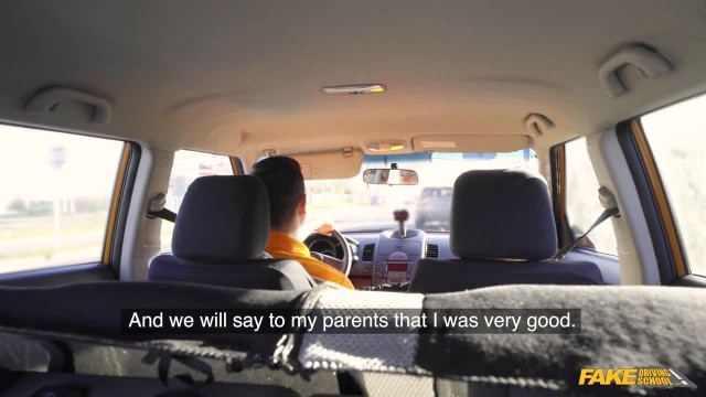 Горячий секс в такси с грудастой блондинкой с тату